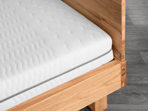 Miniaturka 3 - Detal narożnika ramy łóżka dębowego zagłówek i noga usłojenie drewna zbliżenie