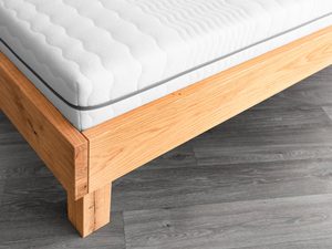 Miniaturka 2 - Detal narożnika ramy łóżka dębowego i masywnej nogi usłojenie drewna zbliżenie