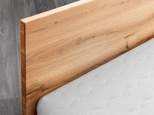 Miniaturka 5 - Detal zagłówka drewnianego łóżka dębowego i materaca usłojenie drewna zbliżenie