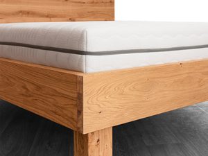 Miniaturka 6 - Łóżko dębowe detal narożnika ramy przedniej i masywnej nogi usłojenie drewna