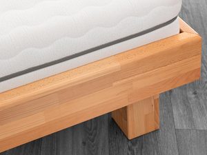 Miniaturka 3 - Detal narożnika ramy łóżka bukowego i prostej nogi usłojenie drewna zbliżenie