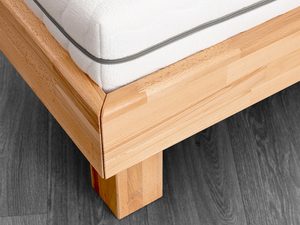 Miniaturka 5 - Detal narożnika ramy łóżka bukowego i prostej nogi usłojenie drewna zbliżenie