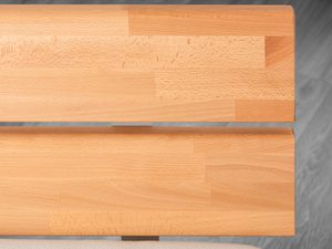 Miniaturka 5 - Detal zagłówka dwuczęściowego łóżka bukowego usłojenie drewna zbliżenie