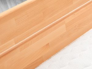 Miniaturka 6 - Łóżko bukowe detal zagłówka dwuczęściowego i materaca usłojenie drewna