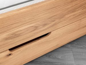 Miniaturka 4 - Detal szuflady łóżka dębowego wycięty uchwyt usłojenie drewna zbliżenie