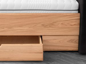 Miniaturka 6 - Detal szuflady łóżka dębowego otwarta i rama boczna usłojenie drewna