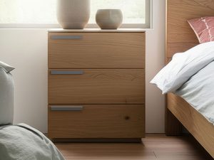 Miniaturka 7 - Dębowa komoda z trzema szufladami w jasnej sypialni aranżacja