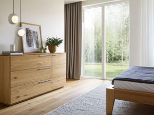 Miniaturka 9 - Komoda dębowa duża z sześcioma szufladami w sypialni z ogrodem