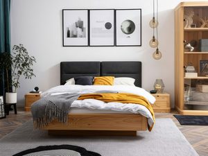 Miniaturka 3 - Łóżko dębowe z zagłówkiem grafitowym w jasnej sypialni z witryną aranżacja