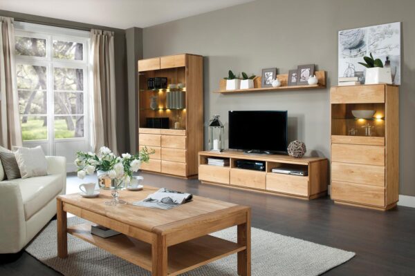 Salon z jasnymi meblami dębowymi witrynami z podświetleniem i stolikiem