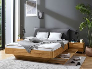 Miniaturka 14 - Dębowe łóżko z szufladą otwartą i poduszką grafitową w szarej sypialni z palmą