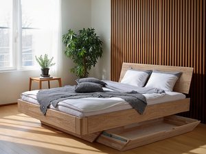 Miniaturka 6 - Łóżko dębowe z szufladą i skośnym zagłówkiem w jasnej sypialni z roślinami