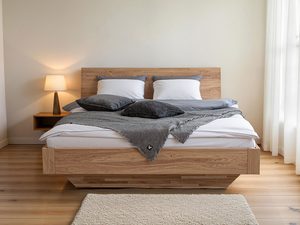 Miniaturka 8 - Łóżko dębowe z szufladą i skośnym zagłówkiem w minimalistycznej jasnej sypialni