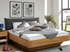 Miniaturka 13 - Łóżko dębowe z szufladą i tapicerowaną poduszką grafitową w słonecznej sypialni
