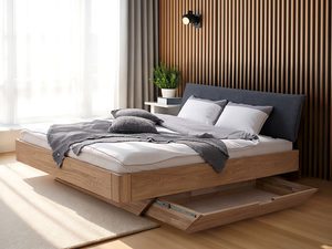 Miniaturka 9 - Łóżko dębowe z szufladą otwartą i tapicerowaną poduszką grafitową w sypialni