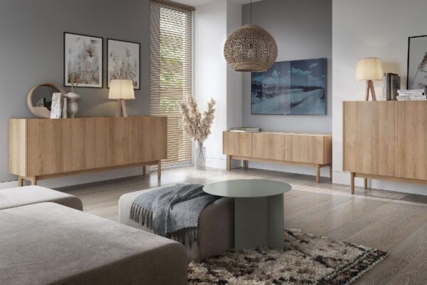 Skandynawski salon z jasnymi meblami dębowymi komodami i szafką RTV