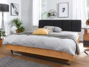 Miniaturka 19 - Łóżko bukowe z tapicerowanym zagłówkiem grafitowym w jasnej sypialni aranżacja