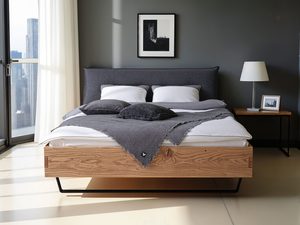 Miniaturka 13 - Łóżko jesionowe z tapicerowaną poduszką grafitową w szarej sypialni aranżacja