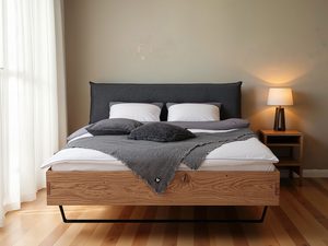 Miniaturka 15 - Łóżko jesionowe z tapicerowaną poduszką grafitową w przytulnej sypialni