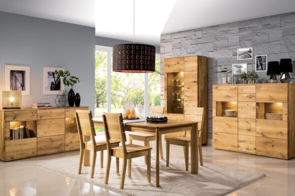 Jadalnia z jasnymi meblami dębowymi stołem krzesłami i witryną