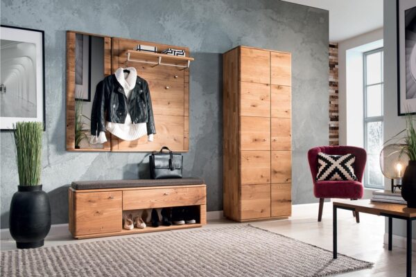 Przedpokój z jasnymi meblami dębowymi szafą wieszakiem i ławką na buty