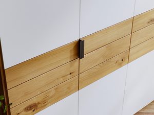 Miniaturka 7 - Detal szafy białej z dębowymi szufladami usłojenie drewna zbliżenie