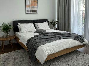 Miniaturka 7 - Dębowe łóżko z zagłówkiem grafitowym w sypialni z zasłonami i roślinami aranżacja