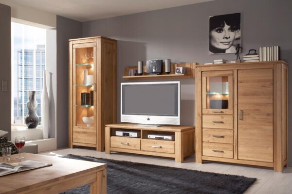 Salon z jasnymi meblami dębowymi witrynami z podświetleniem i szafką RTV