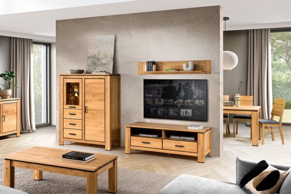 Salon z meblami dębowymi jasnymi szafką RTV i stolikiem kawowym