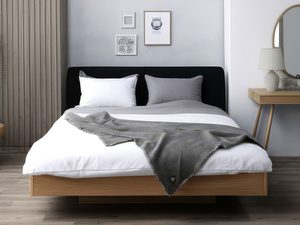 Miniaturka 9 - Łóżko dębowe z zagłówkiem grafitowym w jasnej sypialni minimalistycznej aranżacja