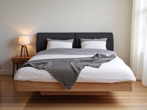 Miniaturka 8 - Łóżko dębowe z zagłówkiem grafitowym w jasnej sypialni z lampą aranżacja