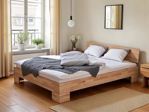 Miniaturka 7 - Bukowe łóżko z pościelą w jasnej sypialni z dużym oknem aranżacja