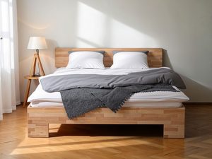 Miniaturka 8 - Łóżko bukowe z pościelą w słonecznej sypialni minimalistycznej z lampą aranżacja