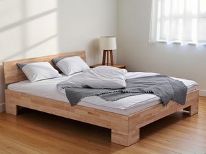 Miniaturka 9 - Bukowe łóżko z pościelą w jasnej sypialni z lampą i szafką nocną aranżacja