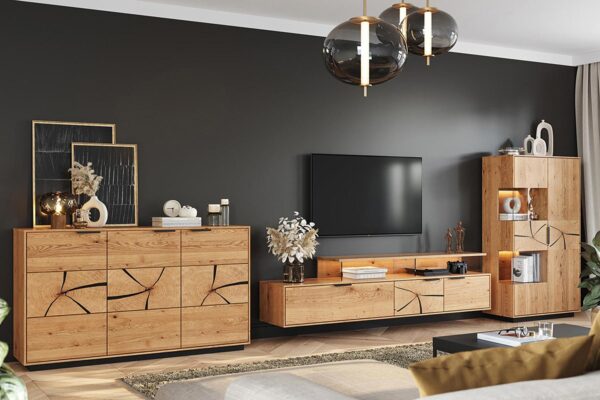 Salon z meblami dębowymi z dekoracyjnymi frontami i szafką RTV