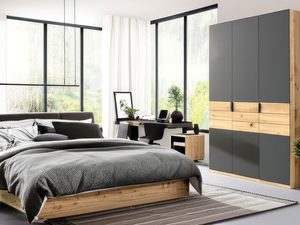 Miniaturka 4 - Grafitowa szafa z dębowymi szufladami w jasnej sypialni z łóżkiem aranżacja