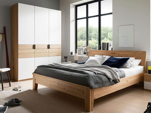 Miniaturka 3 - Szafa biała z dębowymi szufladami w jasnej sypialni z łóżkiem aranżacja