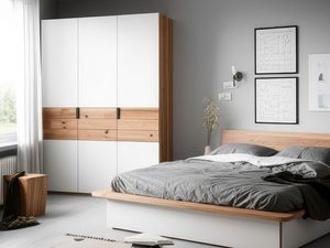 Miniaturka 4 - Biała szafa z dębowymi szufladami w szarej sypialni z łóżkiem aranżacja