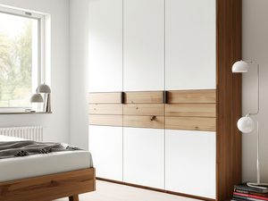 Miniaturka 5 - Szafa biała z dębowymi szufladami w jasnej sypialni detal aranżacja