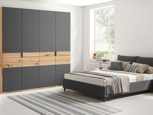 Miniaturka 3 - Szafa grafitowa z dębowymi szufladami w białej sypialni z łóżkiem aranżacja