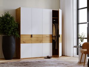 Miniaturka 5 - Szafa biała z dębowymi szufladami otwarta w eleganckim wnętrzu z rośliną aranżacja