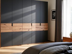 Miniaturka 4 - Grafitowa szafa z dębowymi szufladami w słonecznej sypialni z obrazem aranżacja
