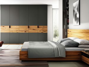 Miniaturka 5 - Szafa grafitowa z dębowymi szufladami w sypialni z łóżkiem dębowym aranżacja