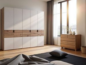 Miniaturka 3 - Szafa biała z dębowymi szufladami w jasnej sypialni z komodą aranżacja