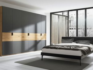 Miniaturka 3 - Grafitowa szafa z dębowymi szufladami w nowoczesnej sypialni z łóżkiem aranżacja