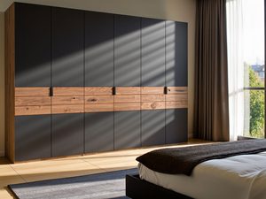 Miniaturka 4 - Szafa grafitowa z dębowymi szufladami w słonecznej sypialni z zasłonami aranżacja