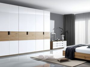 Miniaturka 3 - Biała szafa z dębowymi szufladami w nowoczesnej sypialni z łóżkiem aranżacja