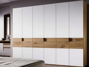 Miniaturka 5 - Biała szafa z dębowymi szufladami w jasnej sypialni z toaletką aranżacja