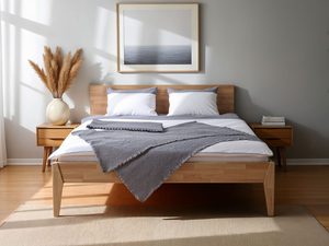 Miniaturka 22 - Dębowe łóżko z pościelą w jasnej sypialni ze szafkami nocnymi aranżacja