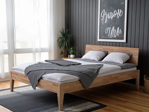 Miniaturka 21 - Łóżko bukowe z pościelą w grafitowej sypialni z roślinami aranżacja